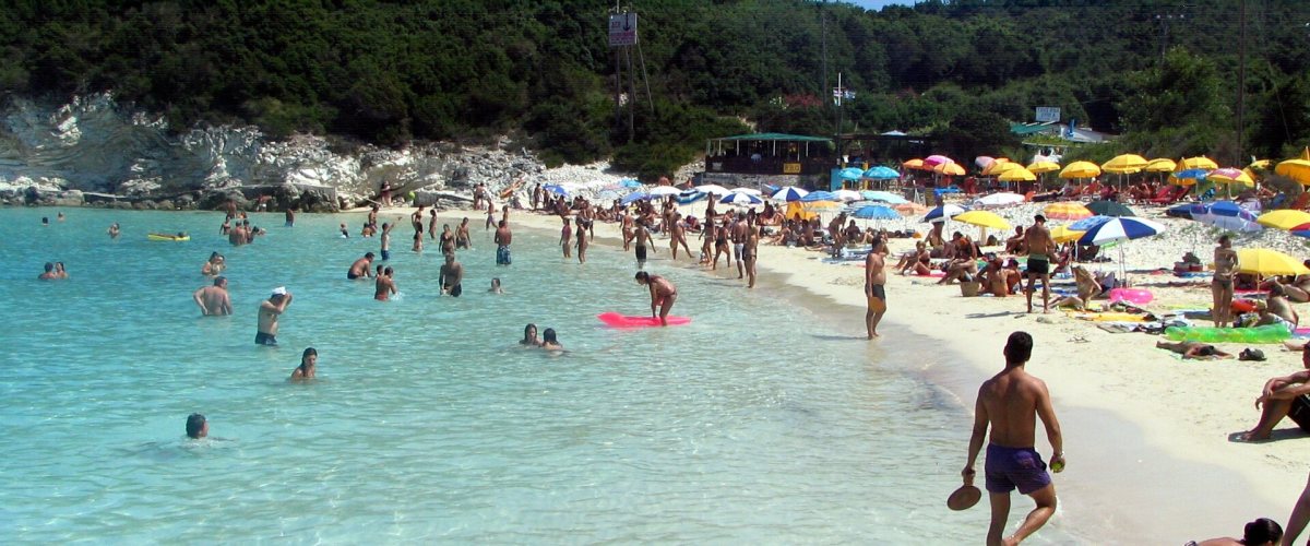 Antipaxos plajında tatilciler