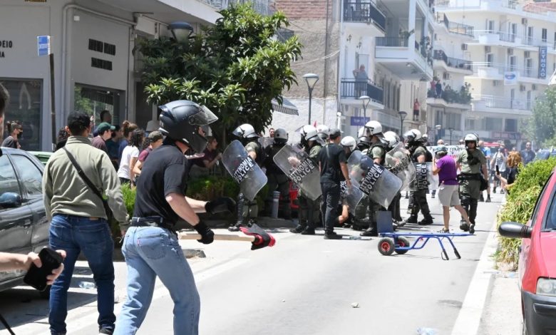 Yunanistan’ın Argos kentinde 20 yaşındaki Theodoris Zavradianos Karambabas’ın ölümünün ardından sokağa çıkan göstericiler ile polis karşı karşıya geldi.