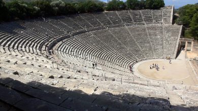 Epidauros Antik Tiyatrosu'nun basamakları