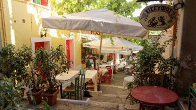 Atina Plaka'da Mnisikleous Sokağı'nda taverna masaları ve asma gölgeliği