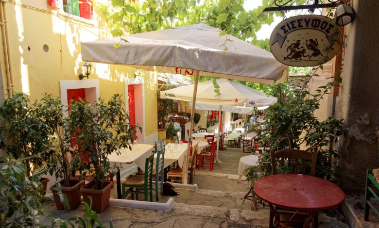 Atina Plaka'da Mnisikleous Sokağı'nda taverna masaları ve asma gölgeliği