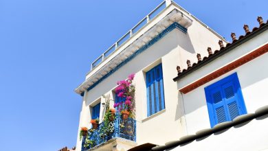 Atina Plaka semtinde dar sokak ve beyaz evler