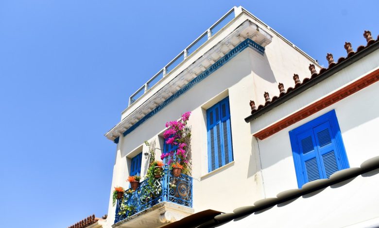 Atina Plaka semtinde dar sokak ve beyaz evler