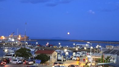 Dedeağaç sahilinde akşam saatlerinde liman çevresi ve şehir ışıkları