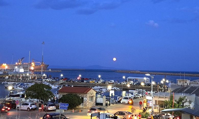 Dedeağaç sahilinde akşam saatlerinde liman çevresi ve şehir ışıkları