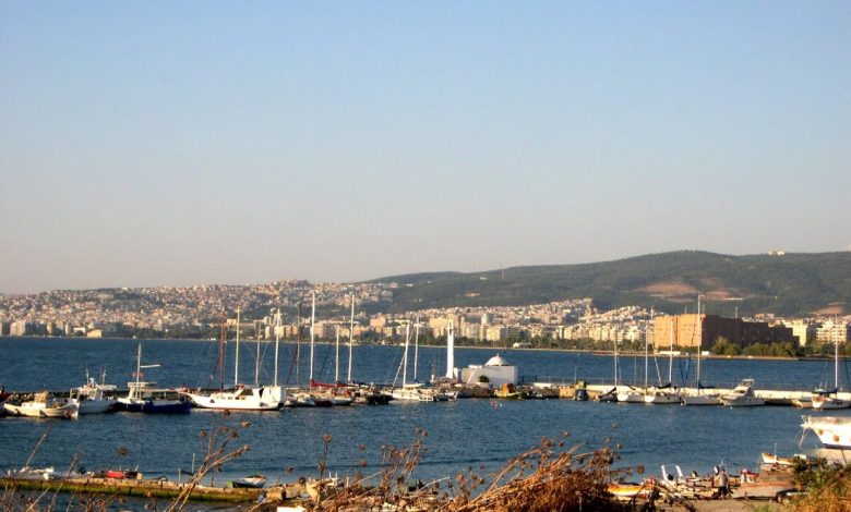 Kalamaria sahilinde marina ve Selanik manzarası