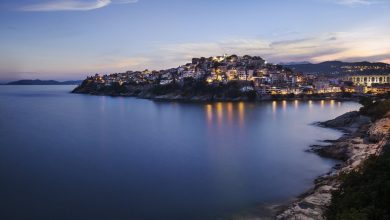 Kavala'nın deniz üstündeki eski şehir silueti akşam saatlerinde
