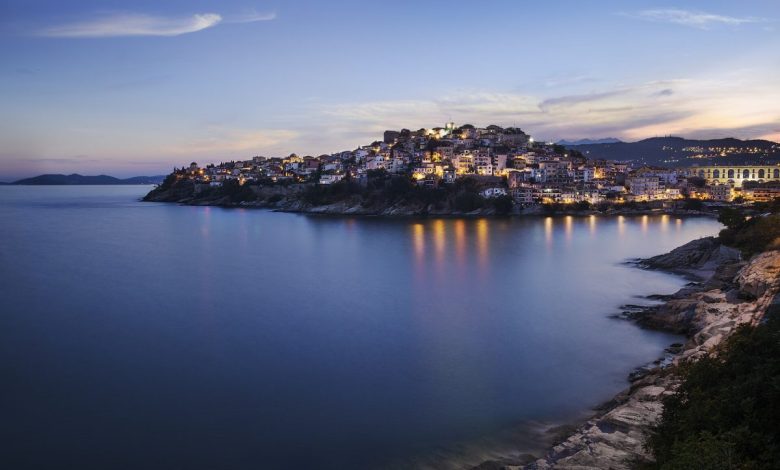 Kavala'nın deniz üstündeki eski şehir silueti akşam saatlerinde