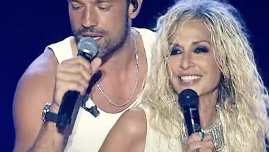Konstantinos Argiros 2023'te Larnaka konserinde Anna Vissi ile aynı sahnede