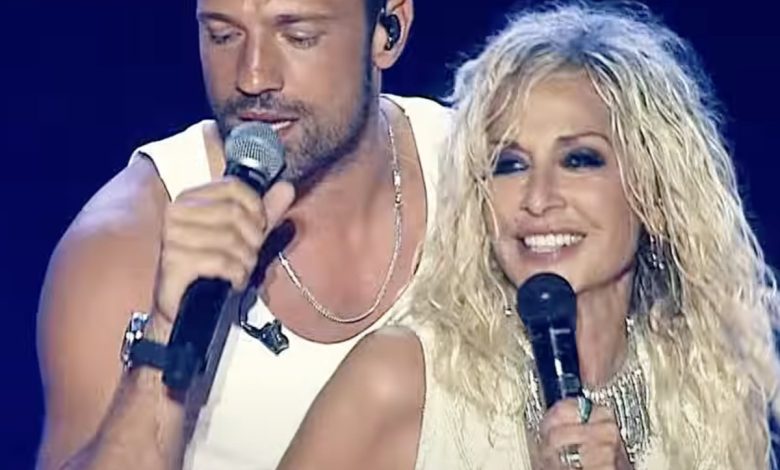 Konstantinos Argiros 2023'te Larnaka konserinde Anna Vissi ile aynı sahnede
