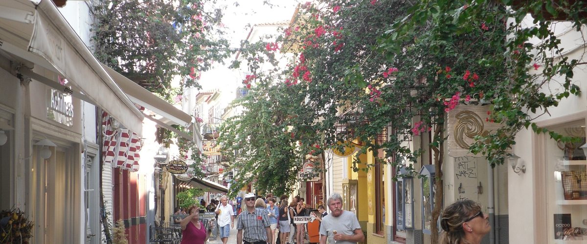 Nafplio çarşı sokağında yürüyen insanlar