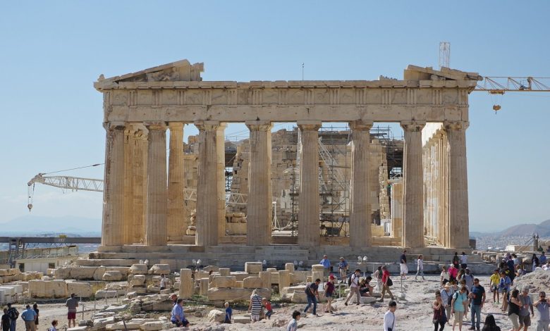 Atina Akropolis'te Parthenon'un sütunları