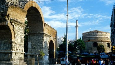 Selanik'te Galerius Takı ve arkasında Rotonda'nın minaresi