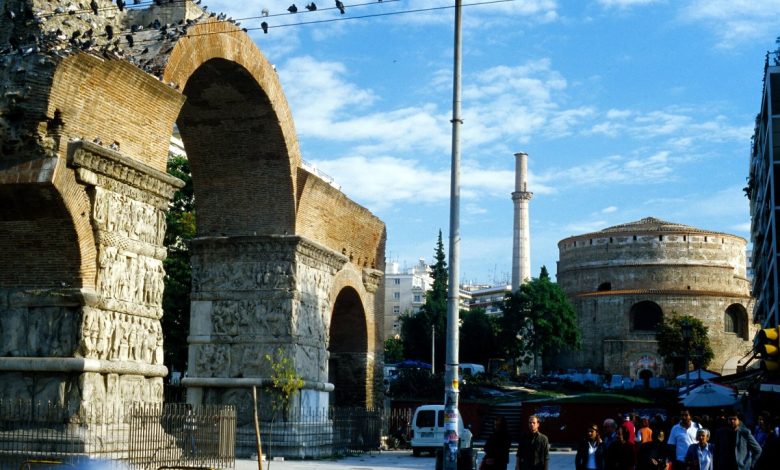 Selanik'te Galerius Takı ve arkasında Rotonda'nın minaresi