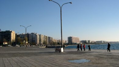 Selanik sahil kordonunda deniz kenarında yürüyenler