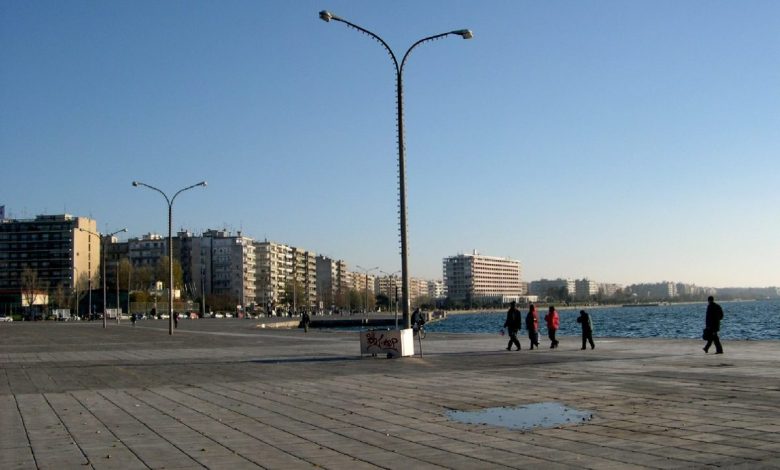 Selanik sahil kordonunda deniz kenarında yürüyenler