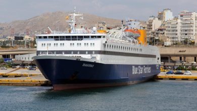 Ege'de bir adaya yanaşan yolcu feribotu