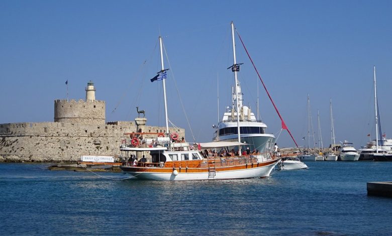 Rodos limanı ve eski şehir surları