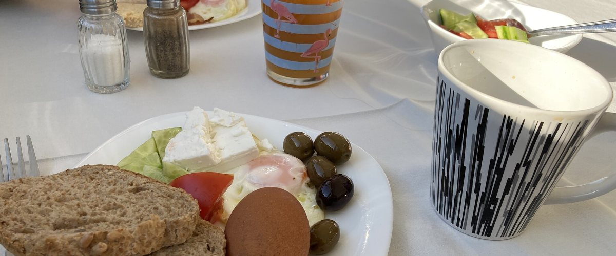 Yunan kahvaltısı: beyaz peynir, zeytin ve ekmek
