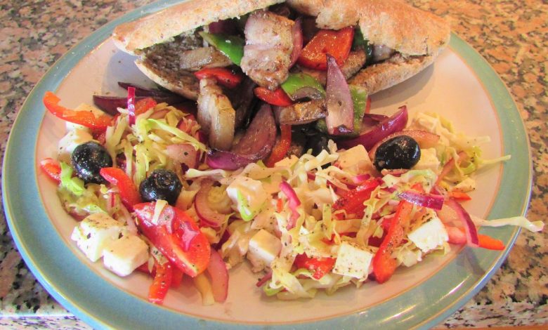 Yunan tavernasında meze tabakları