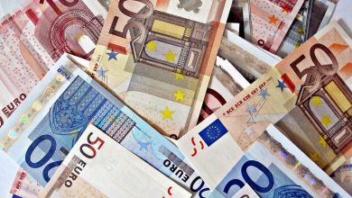 Masa üzerinde duran çeşitli euro banknotları
