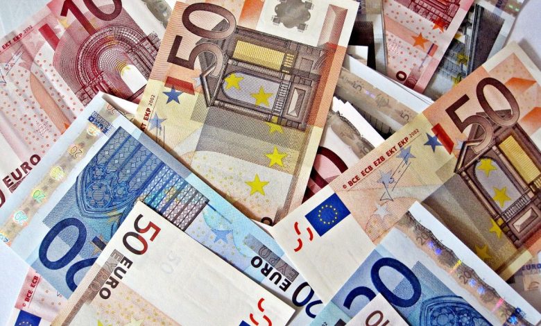 Masa üzerinde duran çeşitli euro banknotları