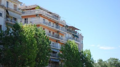 Selanik'te balkonlu apartman bloklarının cephesi