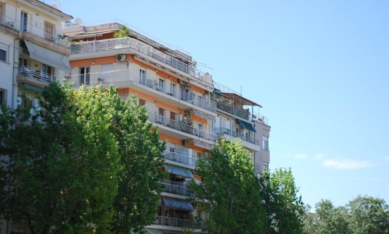 Selanik'te balkonlu apartman bloklarının cephesi
