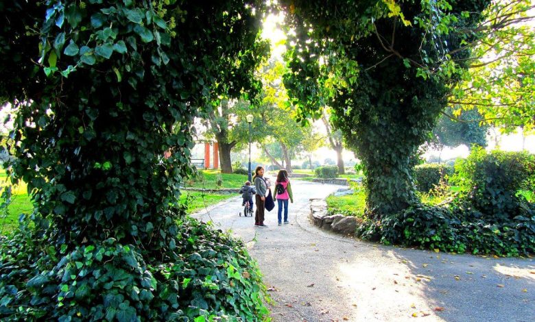 Selanik Nea Paralia sahil parkında ağaçlı yürüyüş yolu