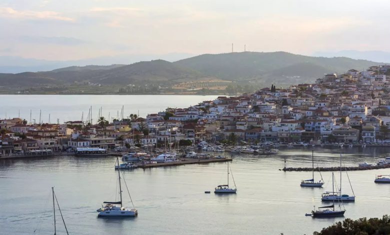 Sığ ve sakin plajları, çocuk kulüplü otelleri, tarihi yapıları ve doğa aktiviteleriyle Yunanistan, aile tatillerinin öne çıkan adresleri arasında yer alıyor.
