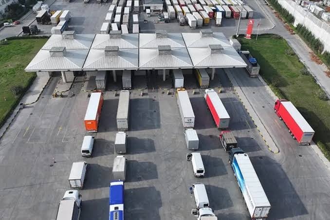 Yunanistan’da görev yapan gümrük memurlarının iş bırakması, Pazarkule ve İpsala sınır kapılarındaki araç hareketliliğini durdurdu