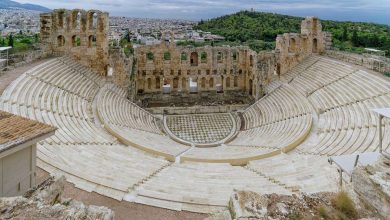 Yunanistan'da Konser Bileti: Platformlar ve Fiyatlar 1 Atina'daki Herodes Atticus Odeonu ve seyirci basamakları