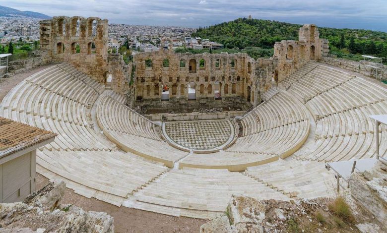 Atina'daki Herodes Atticus Odeonu ve seyirci basamakları