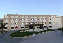 Yunanistanda bir hastane binası ve giriş yolu