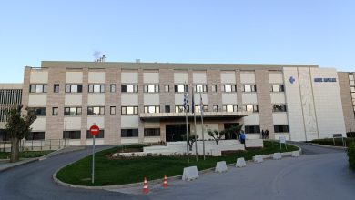 Yunanistanda bir hastane binası ve giriş yolu