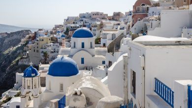 Santorini Oia köyünde beyaz evler ve kalabalık gezi rotası