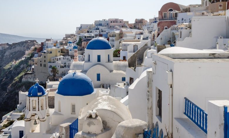 Yunanistan turizminde rekor başlangıç: gelirler ilk dört ayda yüzde 37 arttı 1 Santorini Oia köyünde beyaz evler ve kalabalık gezi rotası