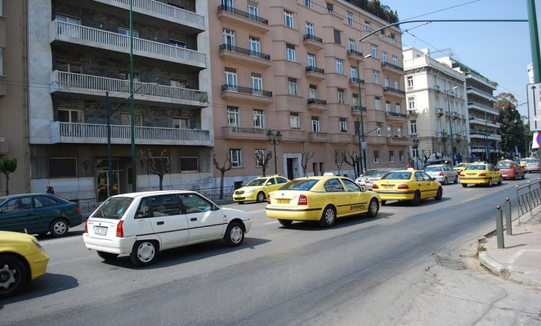 Atina'da mahalle pazarı ve sokak hayatı