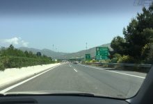 Yunanistan otoyolunda gişe yaklaşımı ve yön levhaları