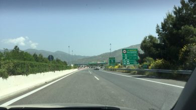 Yunanistan otoyolunda gişe yaklaşımı ve yön levhaları