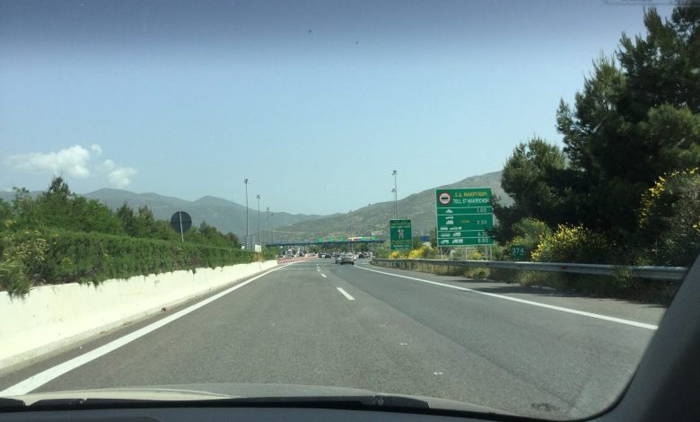 Yunanistan otoyolunda gişe yaklaşımı ve yön levhaları