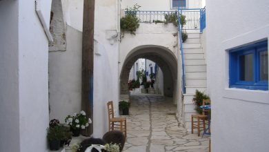 Taşınma kutuları ve Akdeniz manzaralı pencere