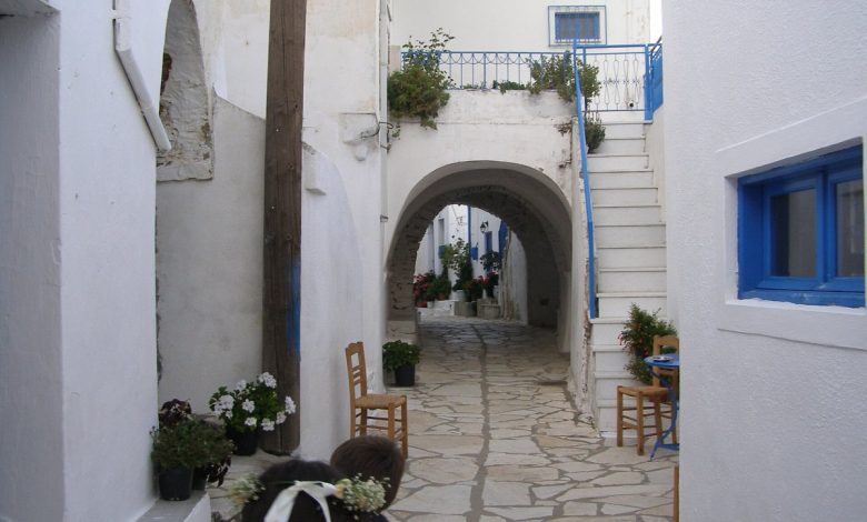 Taşınma kutuları ve Akdeniz manzaralı pencere