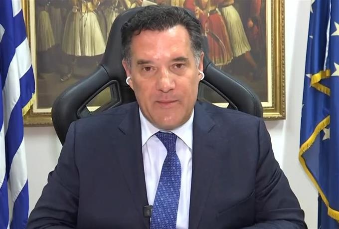 Yunanistan Tabipler Birliği ile Sağlık Bakanı Adonis Georgiadis arasında yönetim krizi çıktı.