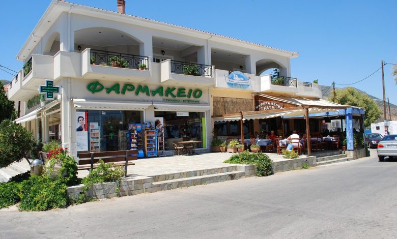 Yunanistan'da yeşil haç tabelalı bir eczane binası