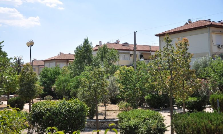 Atina Nea Filadelfia semtinde bahçeli apartmanlar