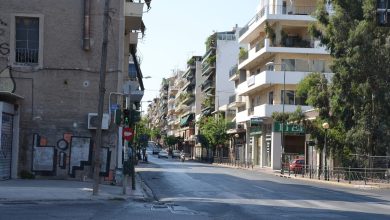 Yunanistan'da Ev Alırken: Yeni Bina mı Eski Bina mı 3 Atina'da apartman bloklarıyla çevrili geniş bir cadde