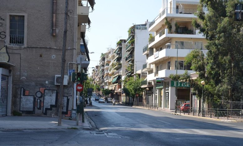 Atina'da apartman bloklarıyla çevrili geniş bir cadde
