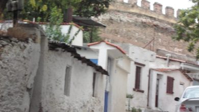 Selanik Ano Poli'de Bizans surlarının önünde geleneksel beyaz evler