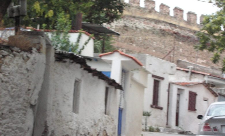 Selanik Ano Poli'de Bizans surlarının önünde geleneksel beyaz evler